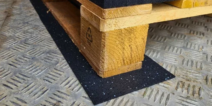 Anti Slip Rubber Mat Confetti Underlayment For Floor Protection And Traction