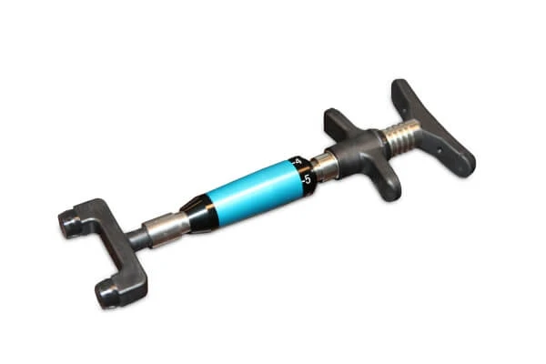 Massagepistole Adjustment Gun „MyoGun“ mit verschiedenen Aufsätzen